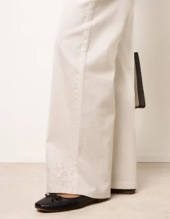 Floral Embroidered Detailed Flared Jeans
