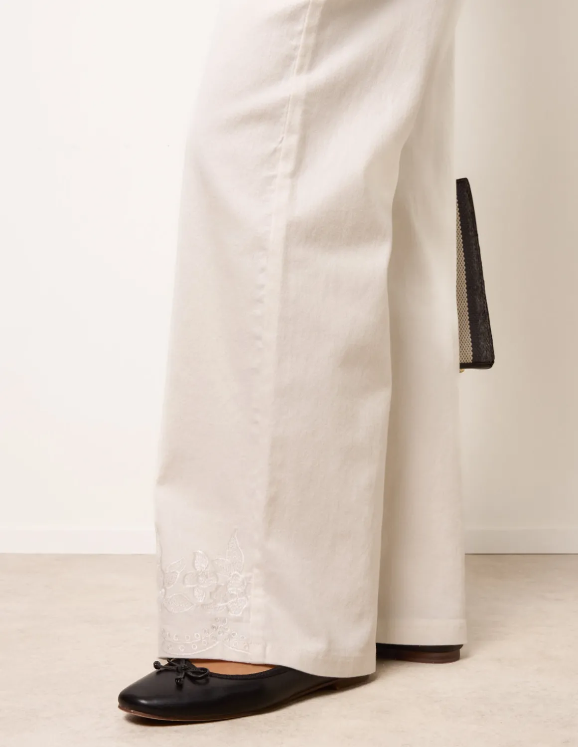Floral Embroidered Detailed Flared Jeans
