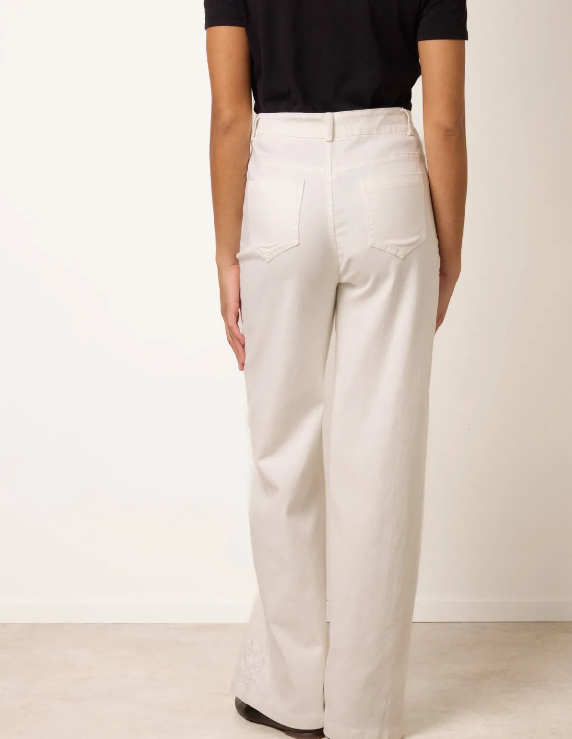 Floral Embroidered Detailed Flared Jeans
