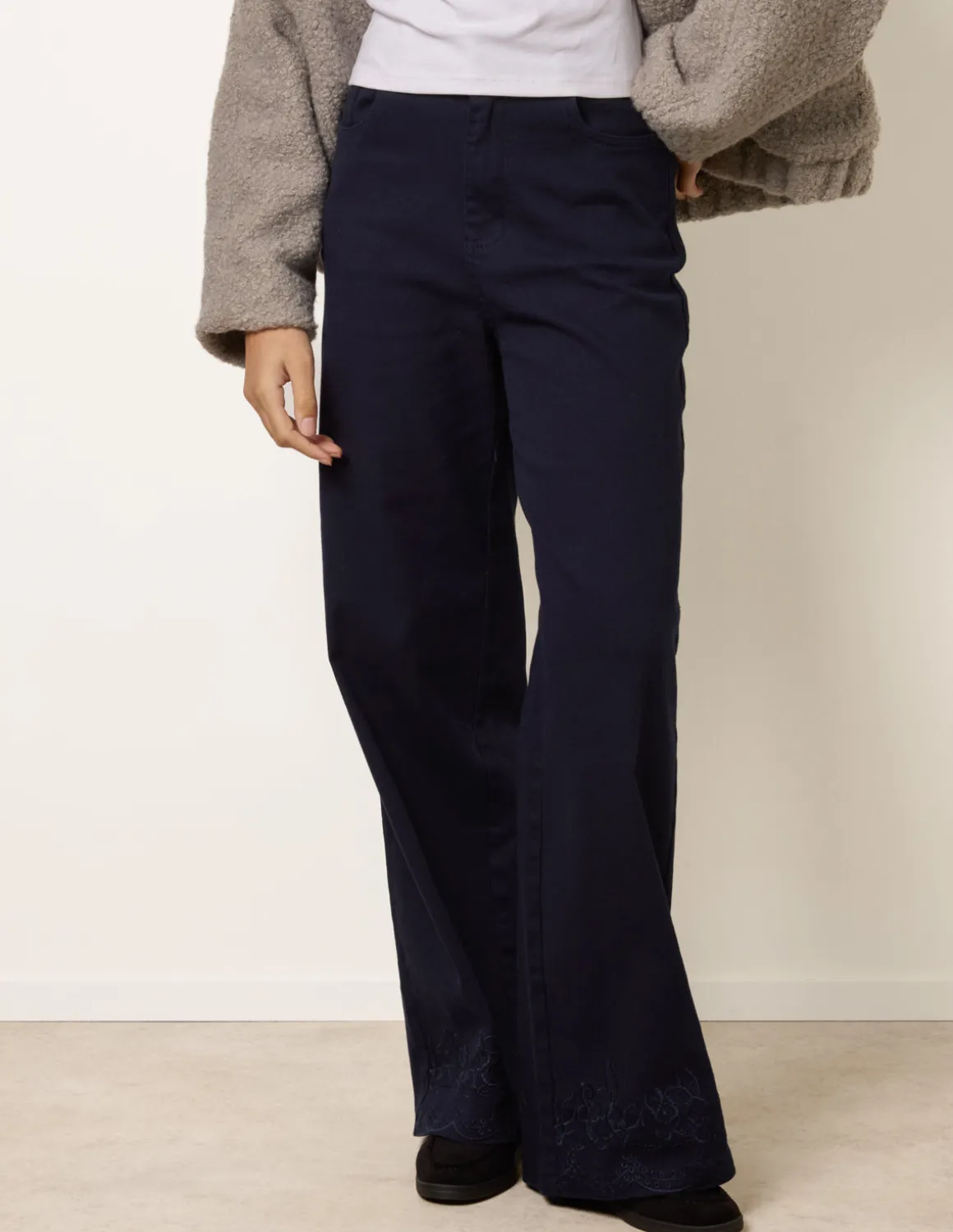 Floral Embroidered Detailed Flared Jeans