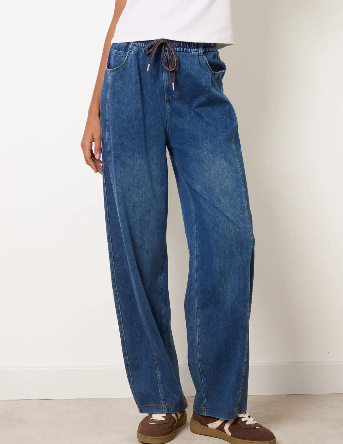 Top Stitch Barrel Leg Jeans